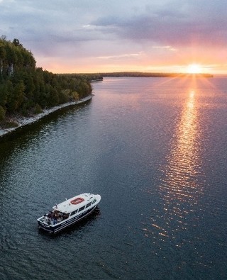 Life is better on the water🛥️ Wisconsin’s abundance of rivers, waterways and lakes make it easy for locals and visitors alike to experience a refreshing outdoor excursion. Check out Wisconsin's best boat tours at FabulousWisconsin.com.
📸: @fishcreekscenicboattours